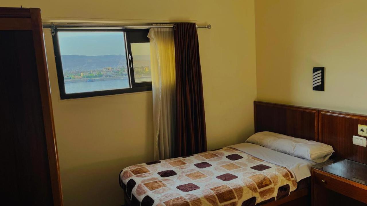 Merry Land Hotel & Roof Top Nile Restaurant Luksor Dış mekan fotoğraf